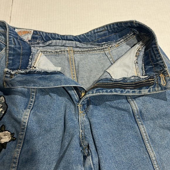 Chennachi Denim Women's Shorts with Embroidered Detail wolves roses hummingbird - Picture 10 of 10